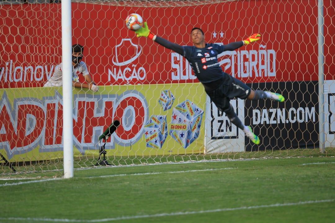 Galeria: confira imagens da goleada do Vila Nova no 1º jogo da