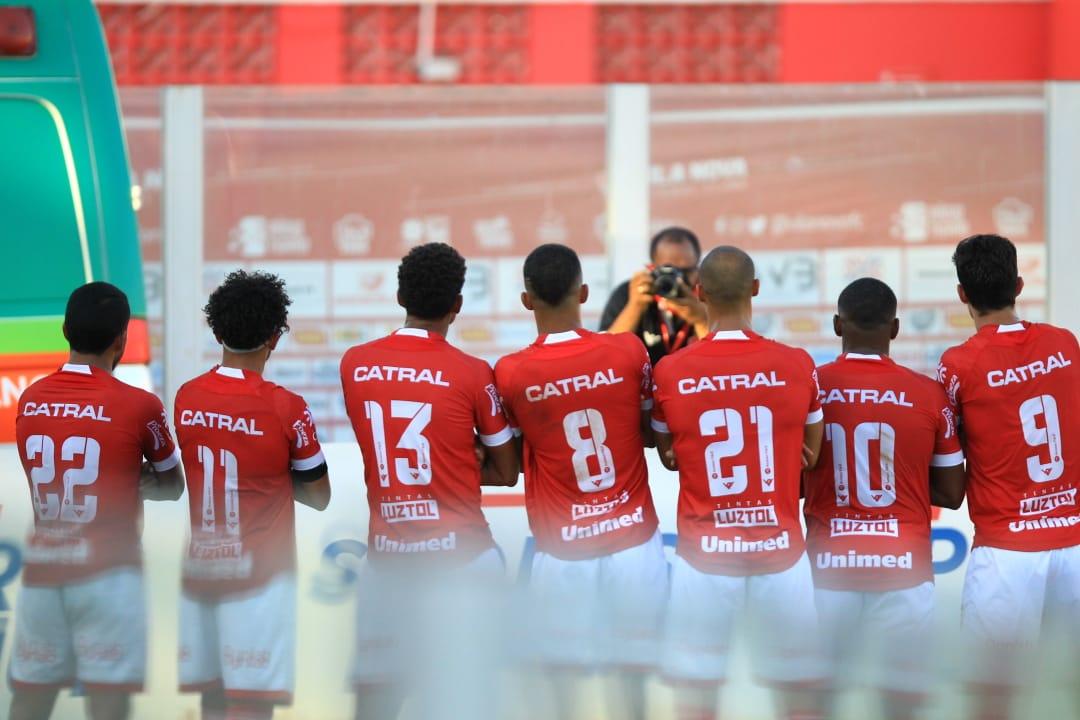 Galeria: confira imagens da goleada do Vila Nova no 1º jogo da