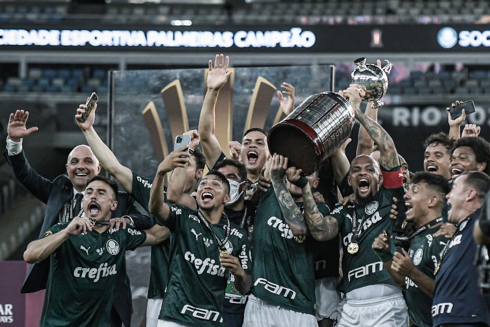 Palmeiras bate Flu, põe uma mão na taça e torcida faz festa de campeão