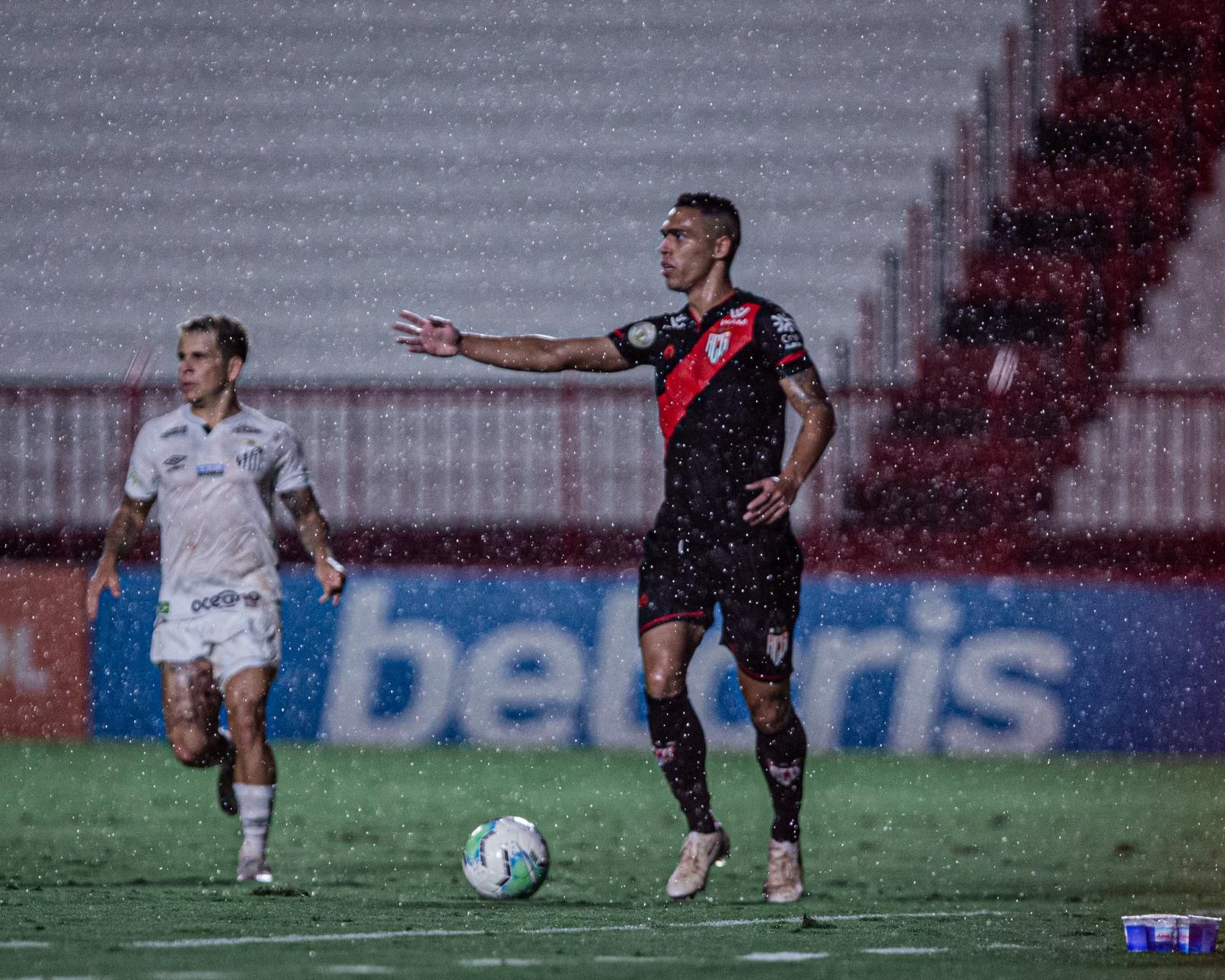 Goleiro do Atlético-GO diz fazer “leitura corporal” nos pênaltis; veja  lista de defesas