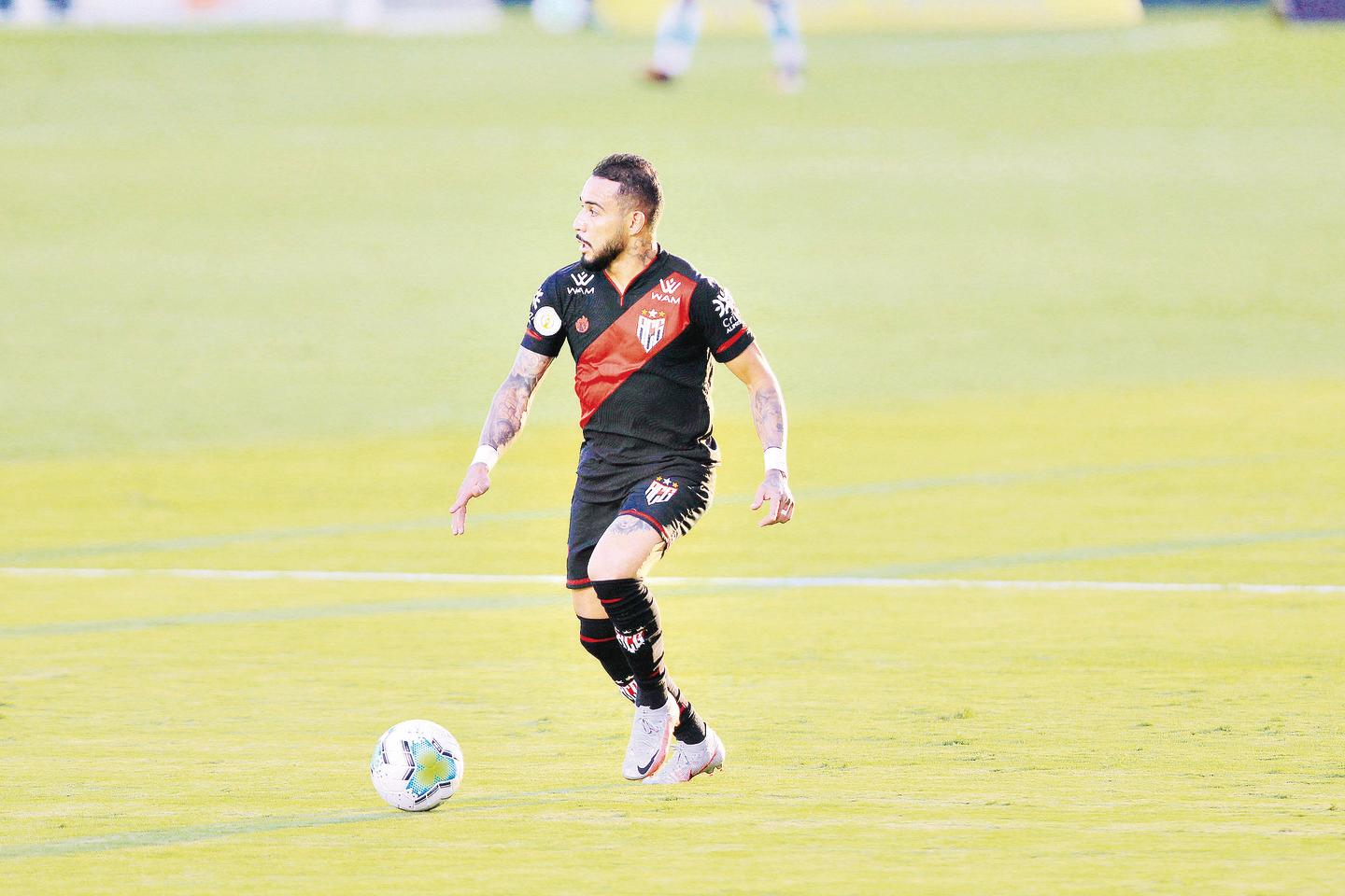 Com hat-trick de Gustavo Coutinho, Atlético-GO vence o Tombense de