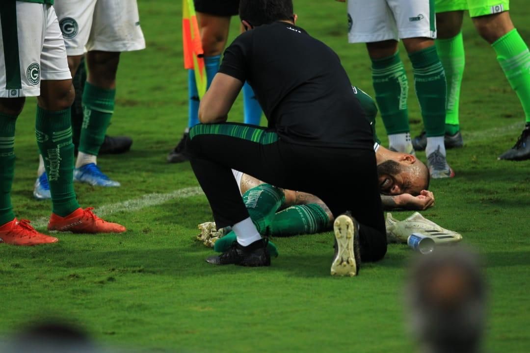 Após sofrer lesão grave, atacante Wesley pensa em voltar aos