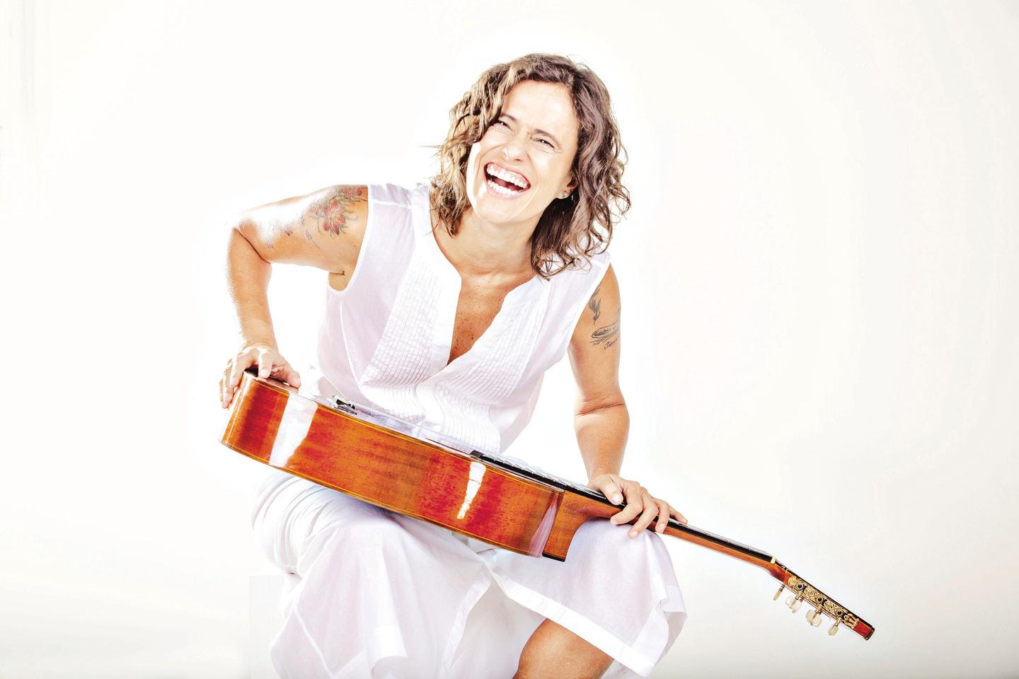 Cantora Zélia Duncan completa 40 anos de carreira e lança novo disco