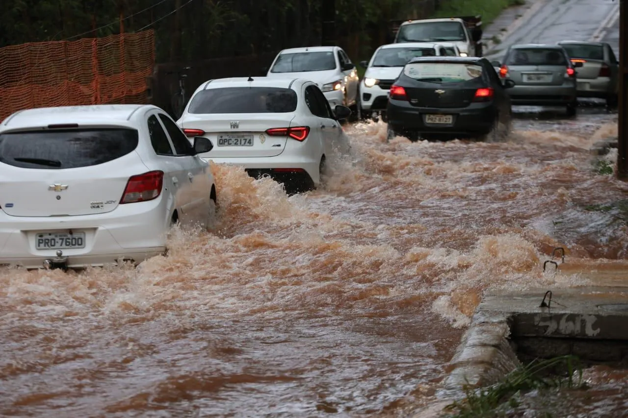 Rua da Divisa, no Jaó, volta a ter problemas com alagamento após chuva deste sábado (20) | O Popular