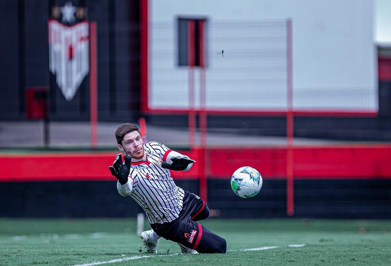 Goleiro do Atlético-GO diz fazer “leitura corporal” nos pênaltis; veja  lista de defesas