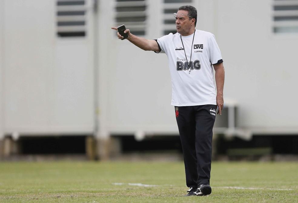 Goleiro Thiago Rodrigues recebe a camisa 1 do Vasco e destaca jogo