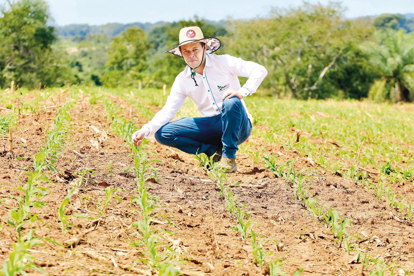 UM AGRICULTOR, BUSCANDO O AUMENTO DA PRODUTIVIDADE DE SUA ()