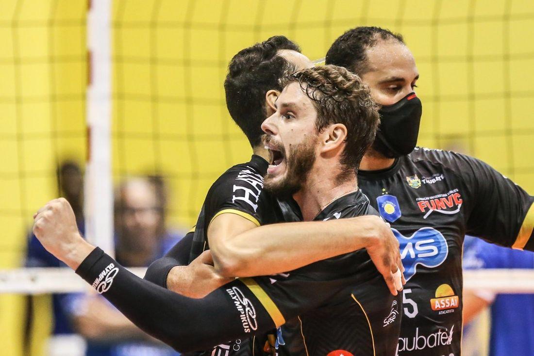 Com show de Darlan, Seleção Brasileira de Vôlei garante vitória no tie-break