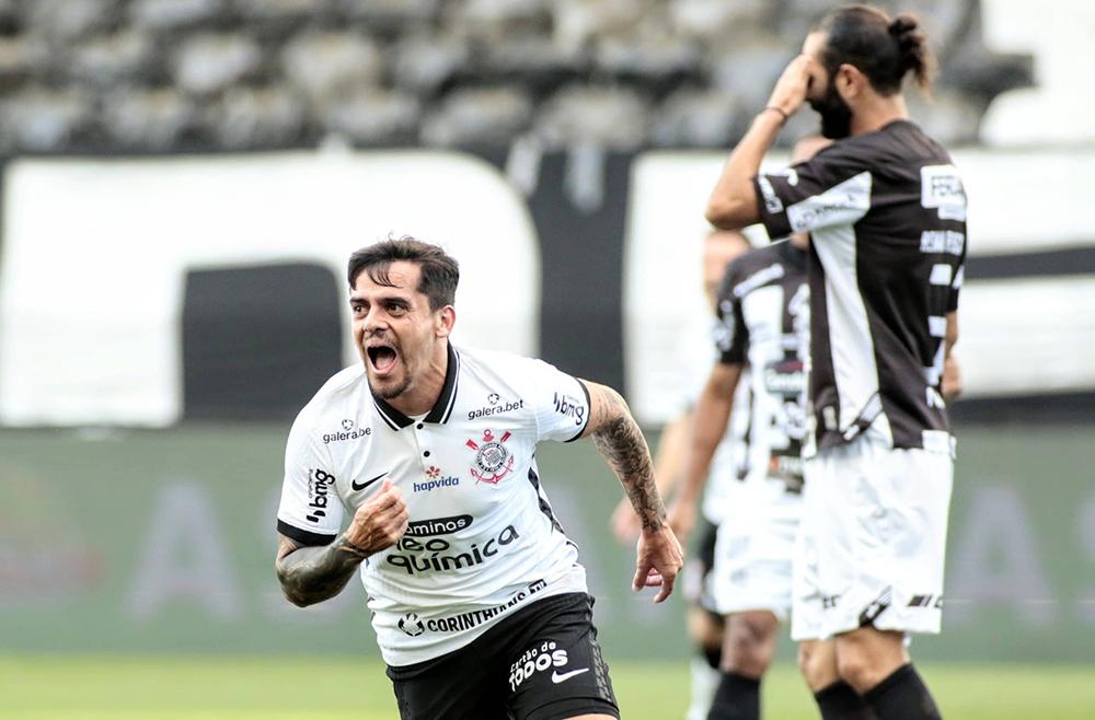 Matías Rojas antes de cobrar falta no jogo entre Corinthians e