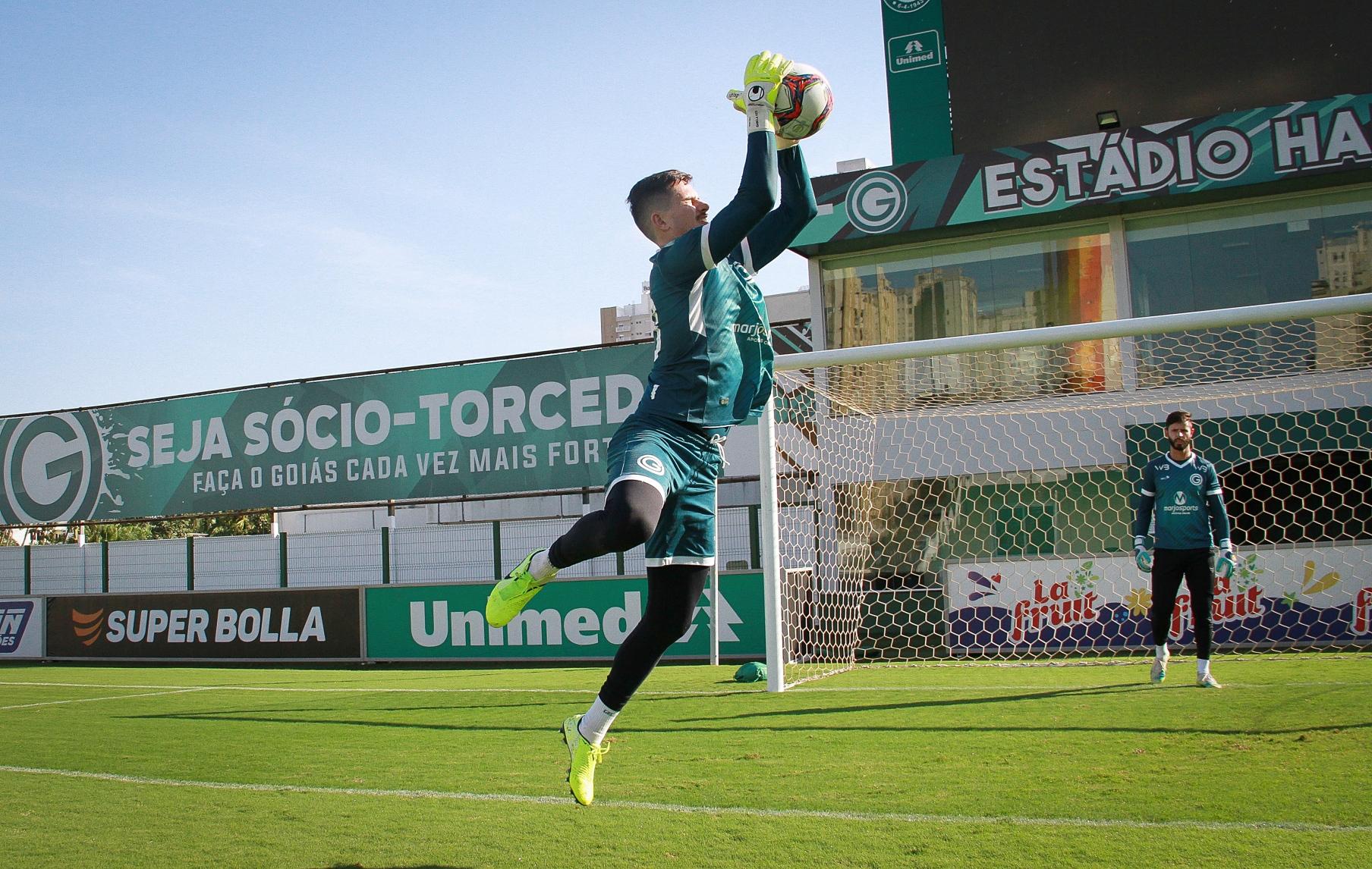 Torcedor joga sal grosso na Serrinha, e Goiás vence