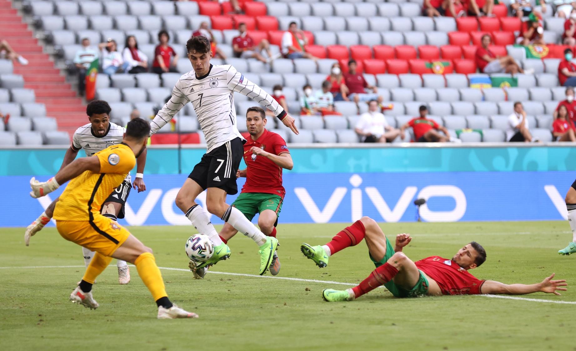 Espanha marca no fim, vence Portugal e avança à semifinal da Liga