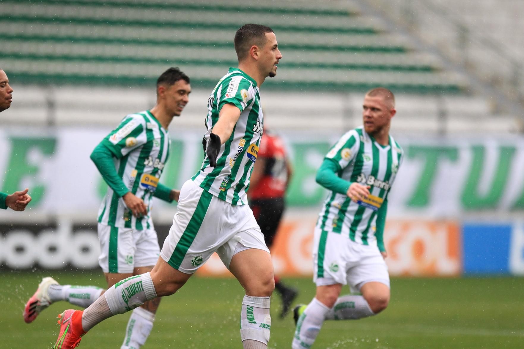 Ônibus do Racing se envolvem em acidente antes de jogo contra o Fla