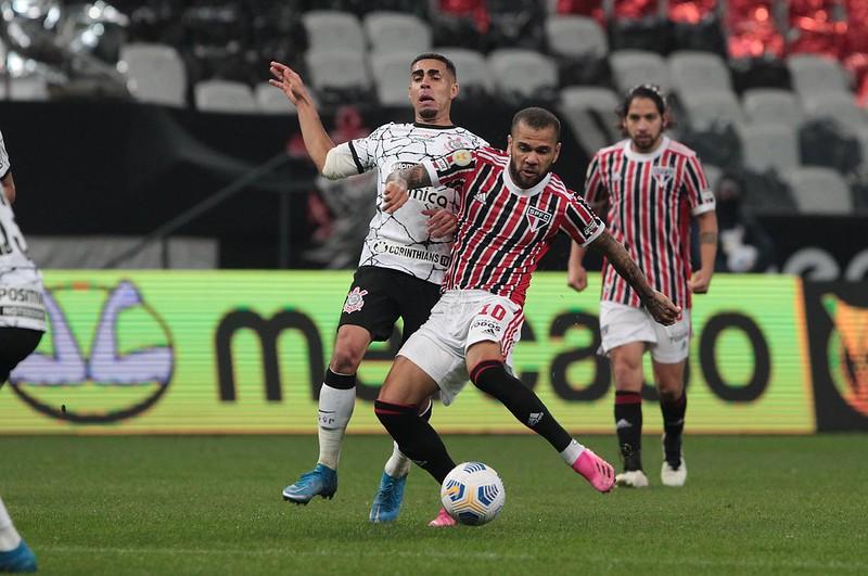 Zanotti marca no fim, Corinthians vence o Grêmio e fatura o título