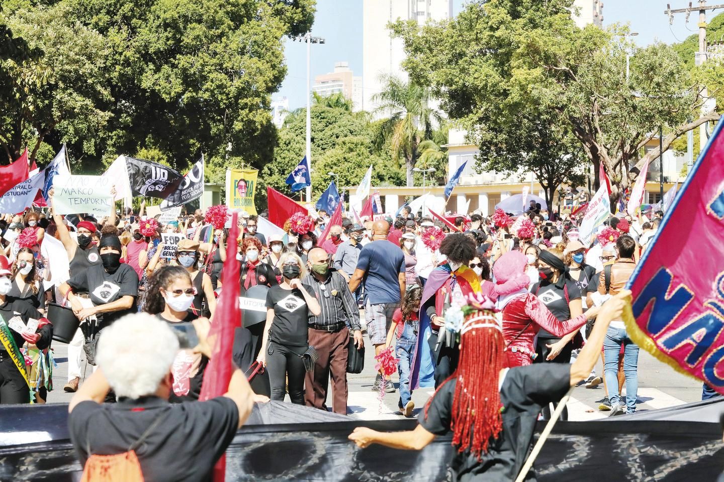 Bolsonaro faz postagens contra protestos e provoca STF e CPI