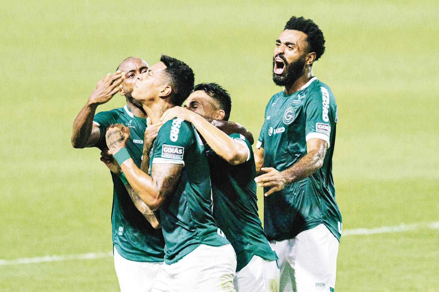 Em jogo maluco de duas viradas e dez gols, Bahia derrota o Goiás pelo  Brasileirão
