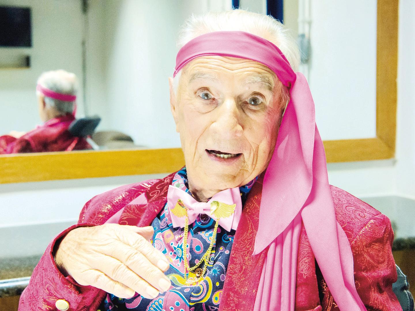 Zé Bonitinho se distrai em aplicativo de paquera | O Popular