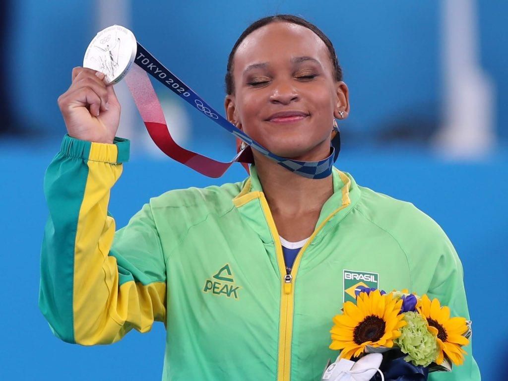 Rebeca Andrade supera Simone Biles e conquista o ouro no salto no Mundial  de Ginástica Artística - Jogada - Diário do Nordeste