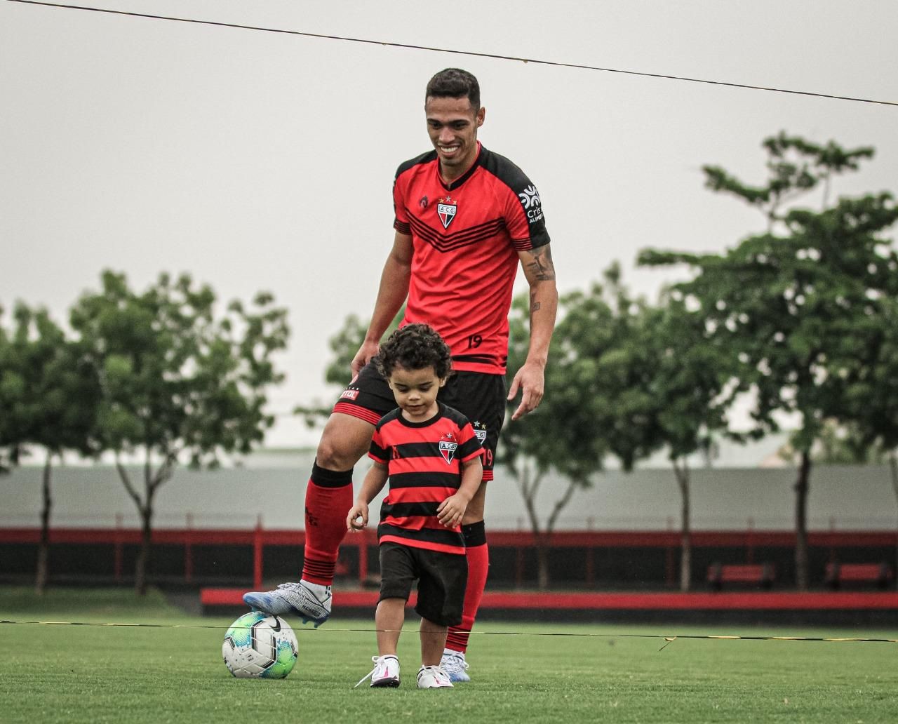 Calma. Eu estou aqui: Miguel Oliveira festeja à Ronaldo vitória