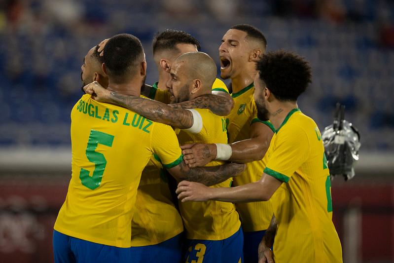 Brasil vence México nos pênaltis e tenta bi olímpico no futebol