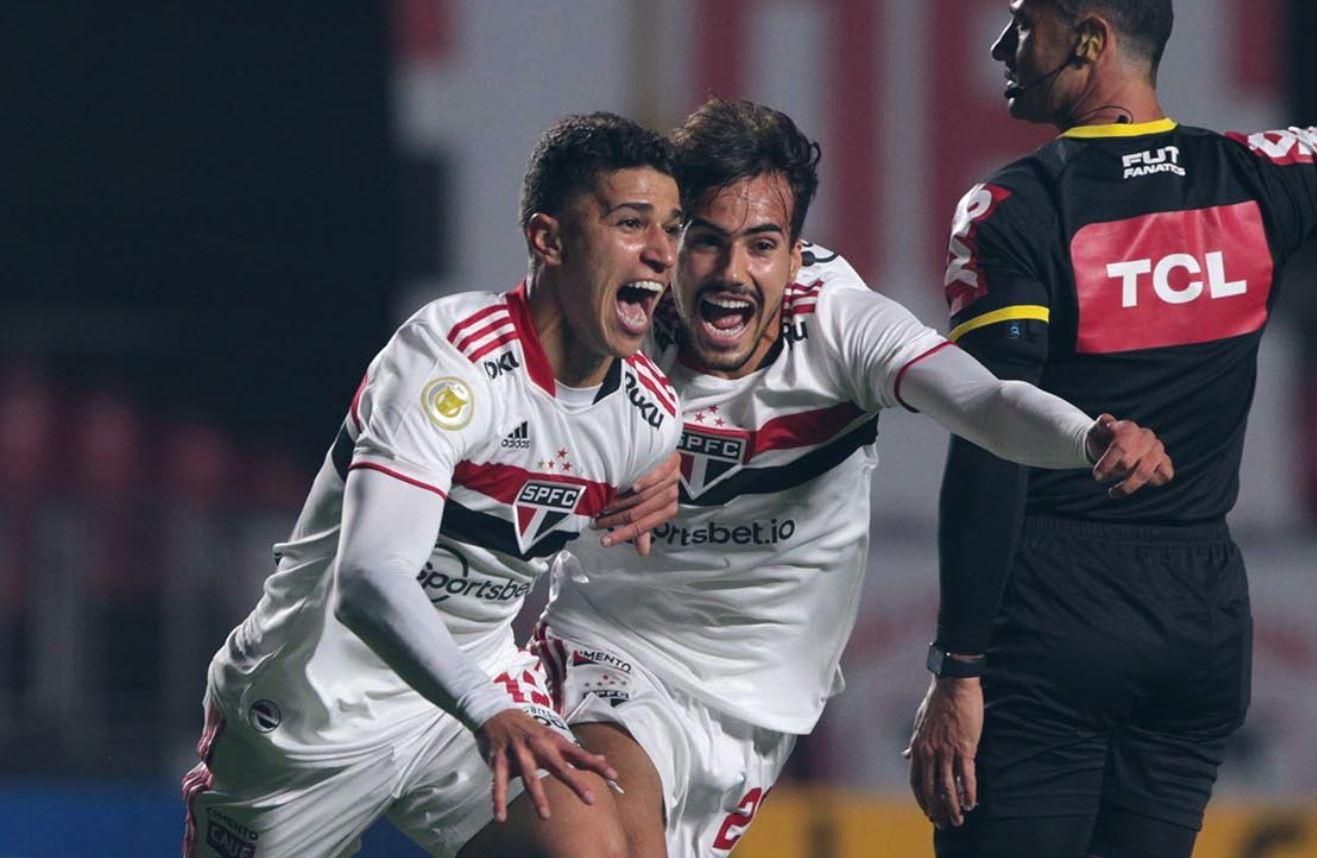 Em clima de festa no Morumbi, Calleri faz dois e São Paulo bate