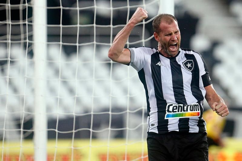 Botafogo x Vasco mobiliza torcidas na briga pelo título e rebaixamento no  Brasileirão