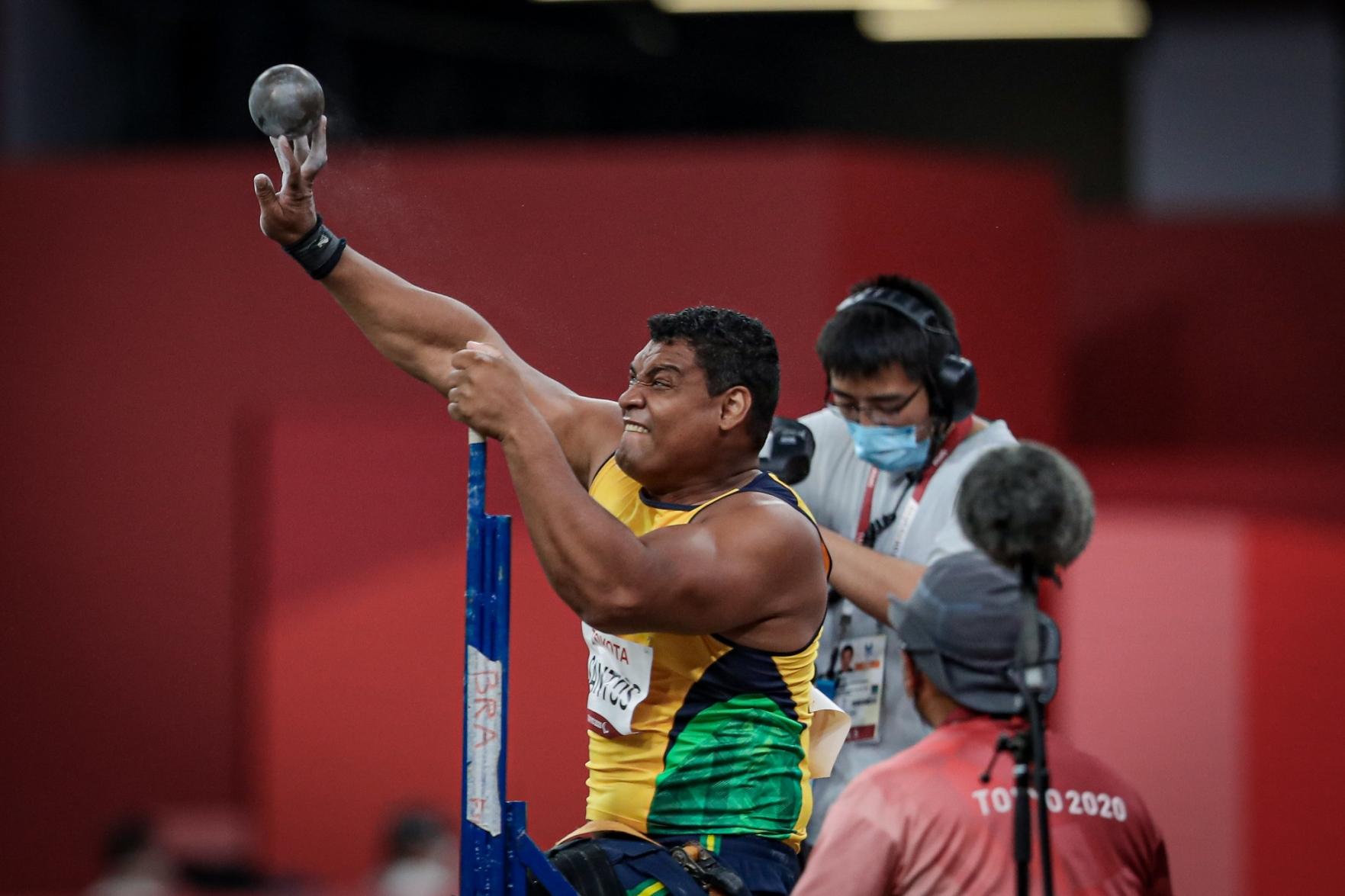 Astro do vôlei sentado tem 2,46m e é a terceira pessoa mais alta do mundo -  28/08/2021 - UOL Olimpíadas