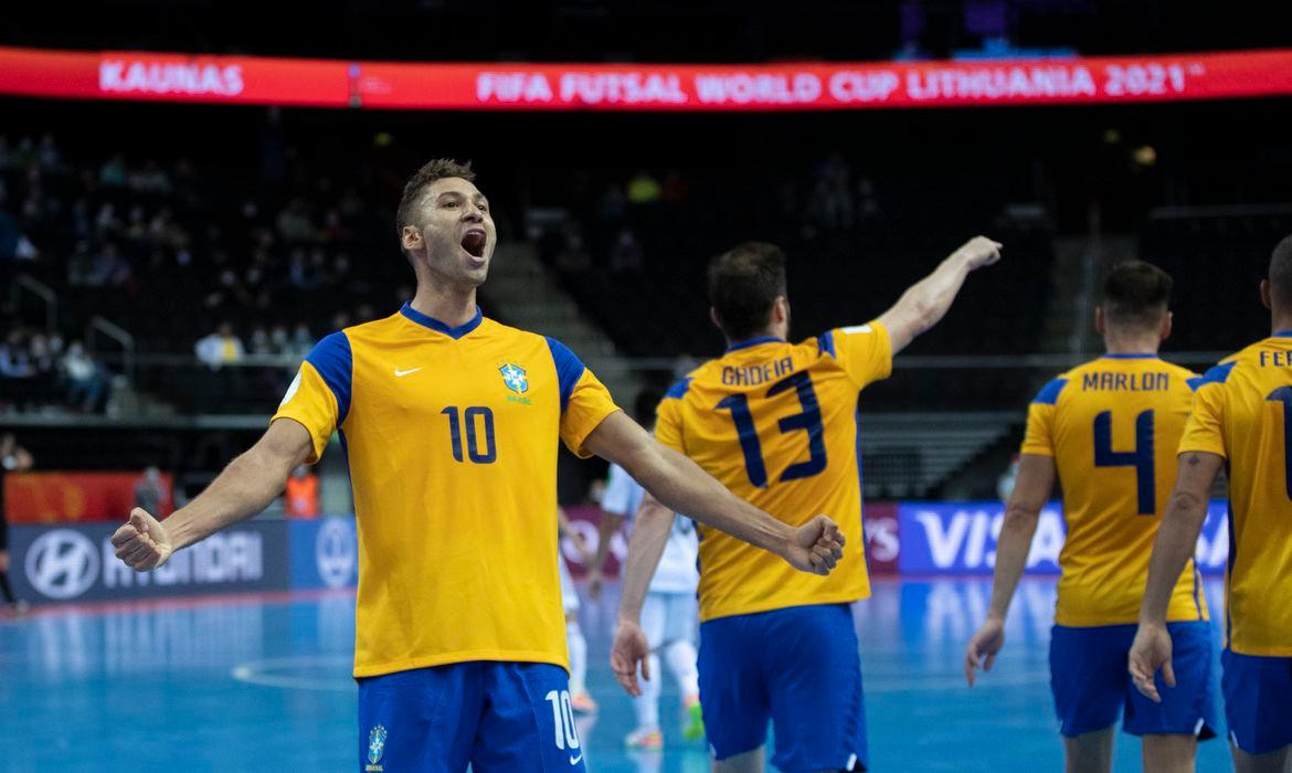 Brasil sofre contra Japão na Copa do Mundo de Futsal, mas vai às