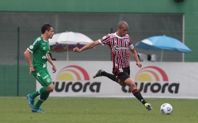 Bolsonaro faz gol com pé esquerdo em jogo beneficente de futebol