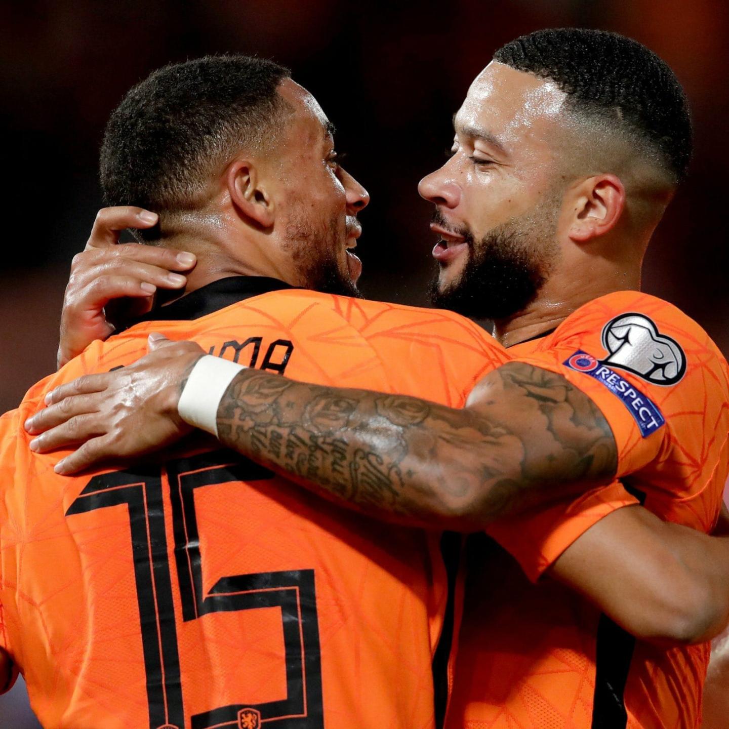 Memphis Depay da Holanda, comemora o seu gol durante a partida