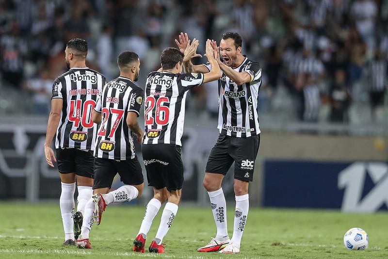 Em jogo dramático, Santos vence Coritiba e sai do Z-4