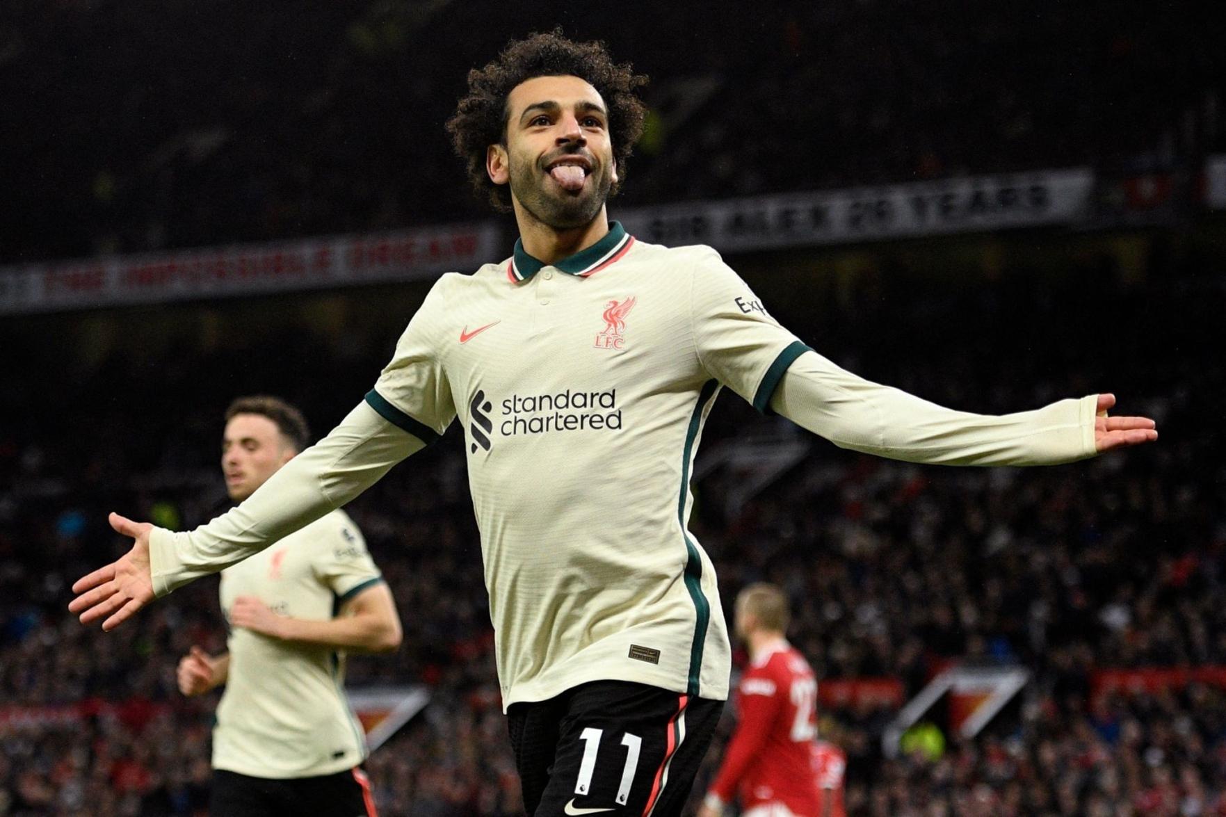 Salah faz dois, e Liverpool vence o Tottenham em jogo agitado do