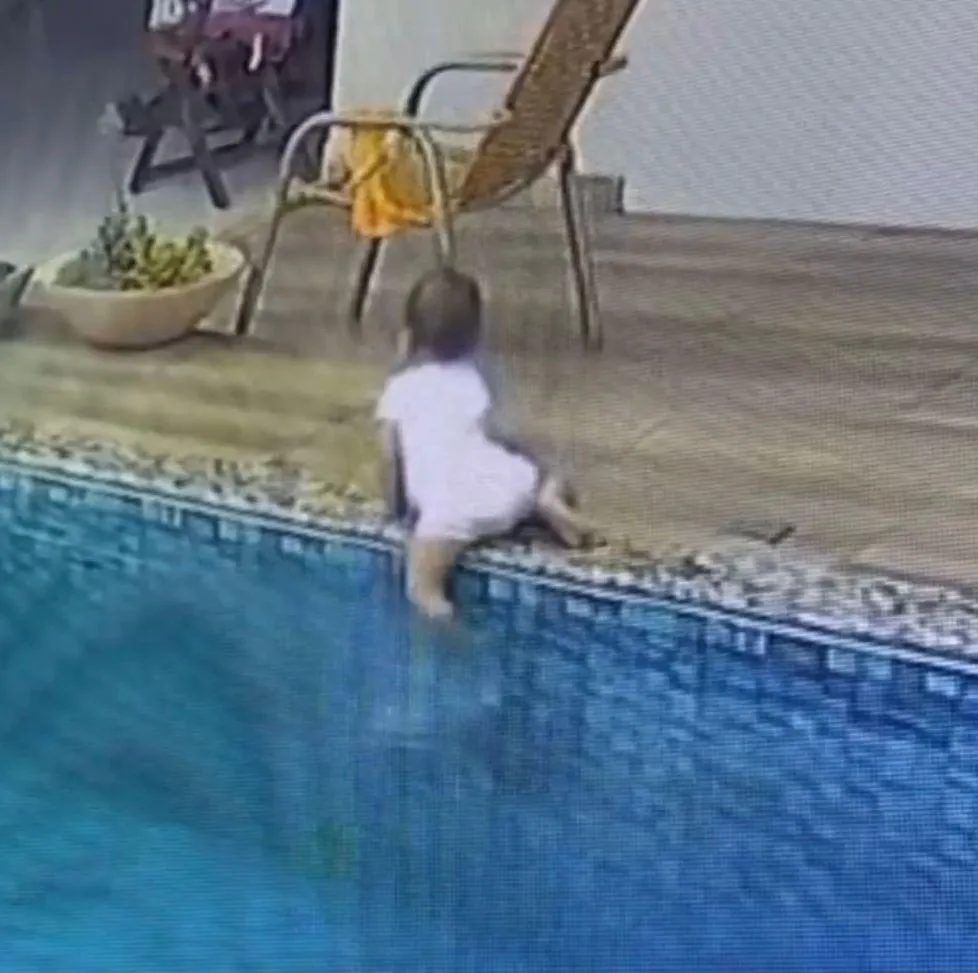 Bebê entra em piscina sozinha em Goiás e é salva pelo pai; vídeo viraliza e  mãe é criticada | O Popular