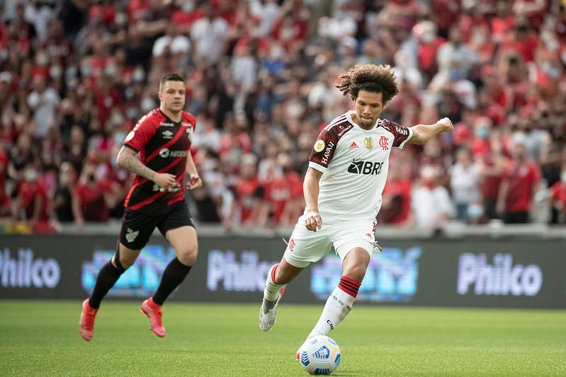 Flamengo volta a jogar bem, bate o Coritiba e dorme líder