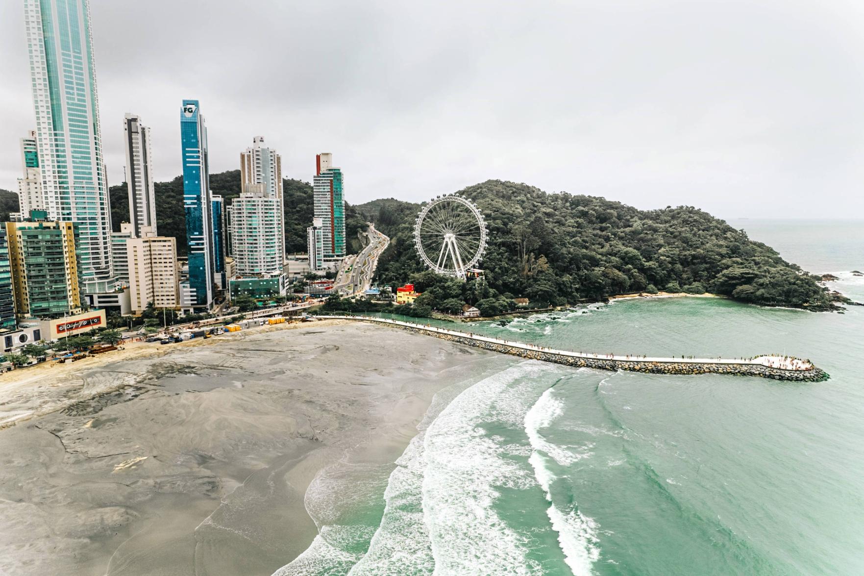 Por que banhistas atolam na areia do alargamento de Balneário