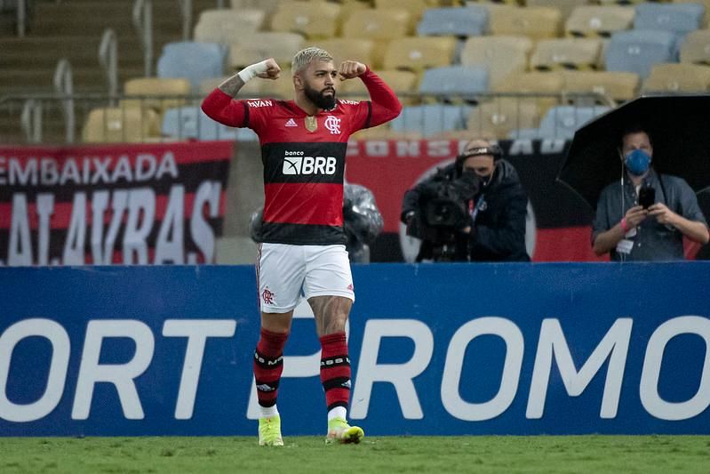 Pênalti onde?: torcedores do Flamengo se revoltam com arbitragem