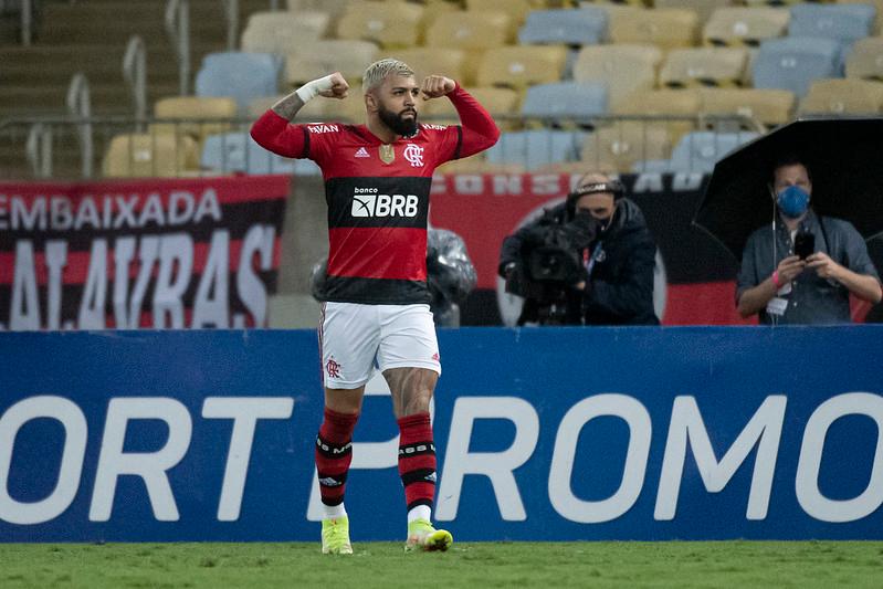 Com arbitragem polêmica, Flamengo bate Bahia e engata 2ª vitória