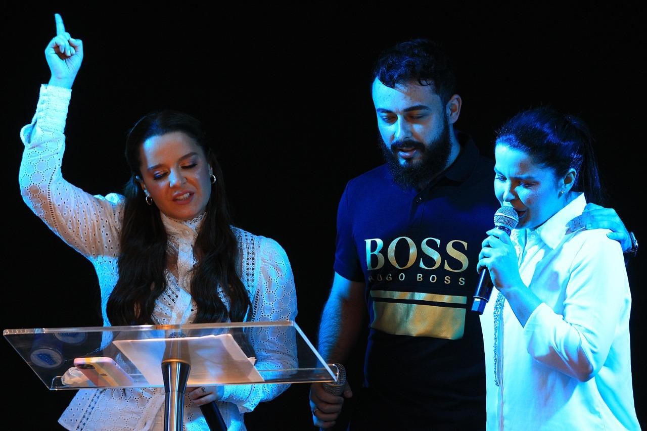 Mãe de Marília Mendonça, Murilo Huff e mais famosos participam de culto em  homenagem à cantora; vídeos, Goiás