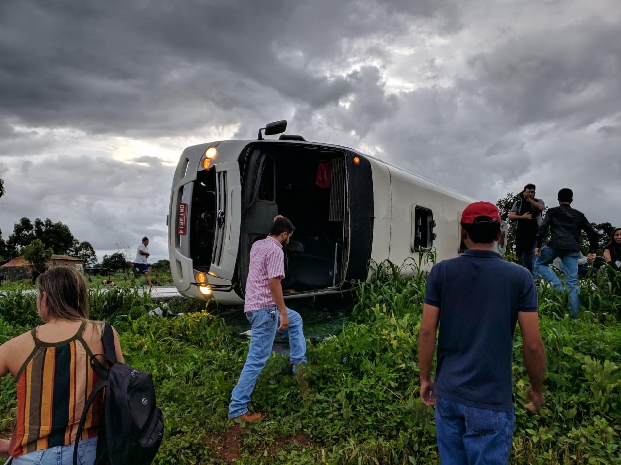 Micro-ônibus que transportava crianças para a escola sai da pista