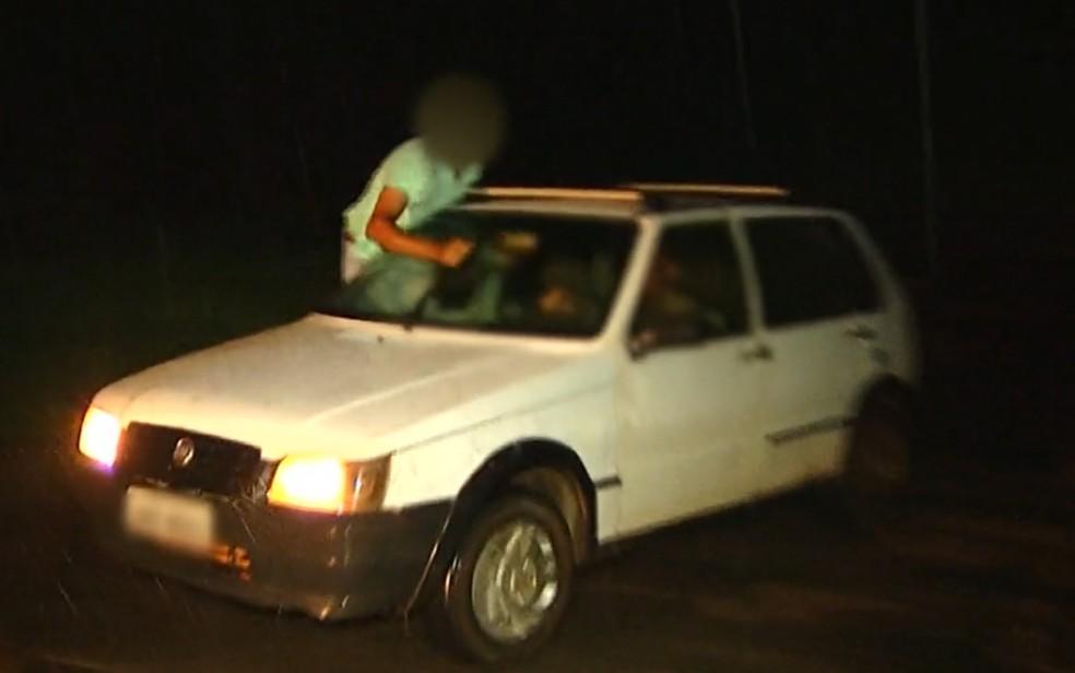 Touro gigante é transportado no banco do passageiro de carro nos