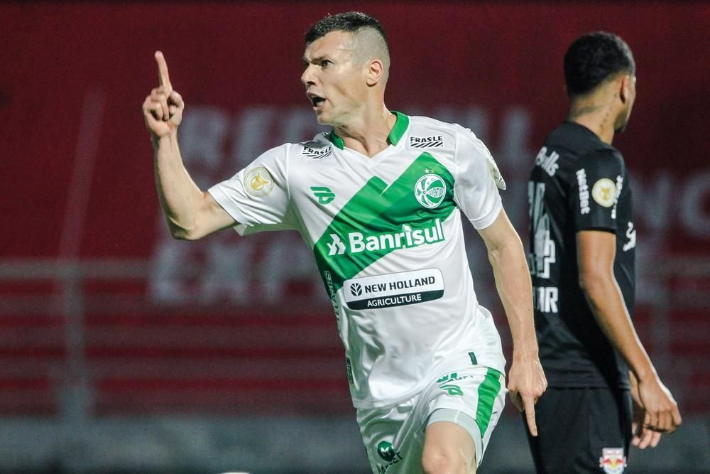 Guarani acerta renovação com Lucas Cardoso, quarto goleiro, até o fim de  2021