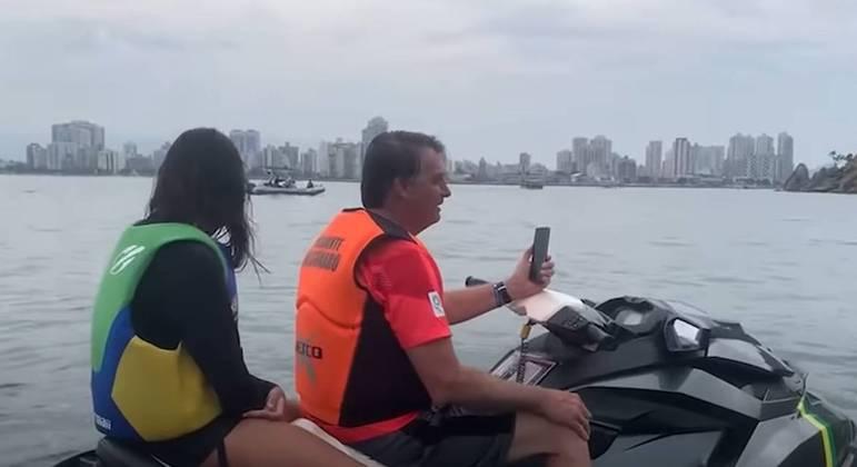 Bolsonaro vai à praia em base naval ao lado da filha Laura