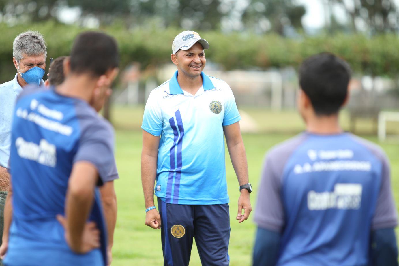 Partida do campeonato do torneio índia x bangladesh com fundo do estádio de  críquete