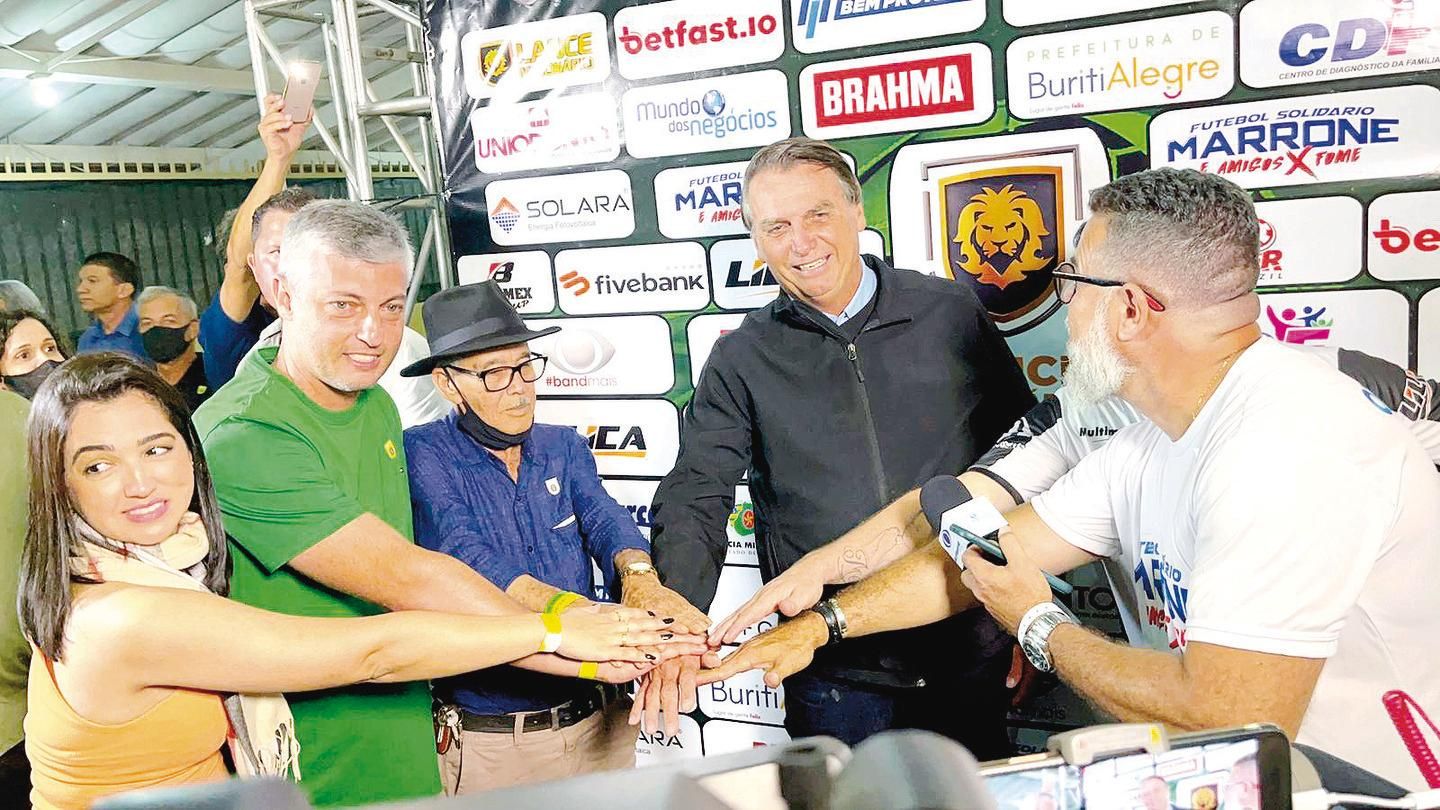 Bolsonaro participa de partida beneficente de futebol em Santos, Política