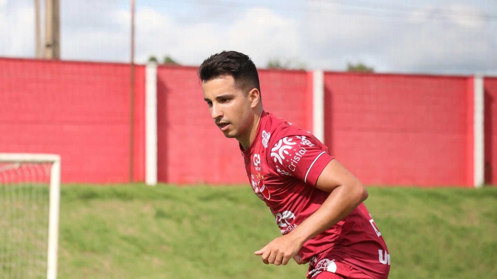 Wesley estreia pelo CRB em posição diferente e aparece pouco na