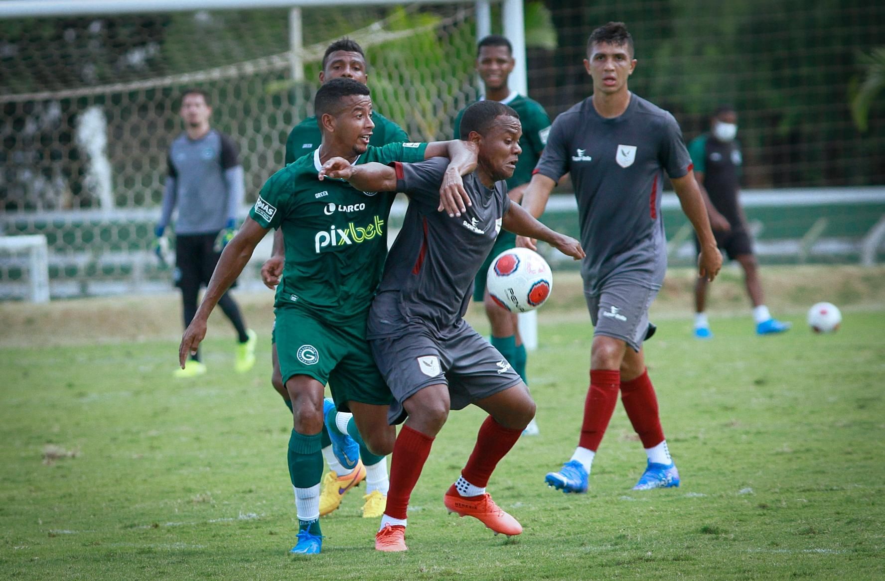 Goleiro do Atlético-GO diz fazer “leitura corporal” nos pênaltis; veja  lista de defesas