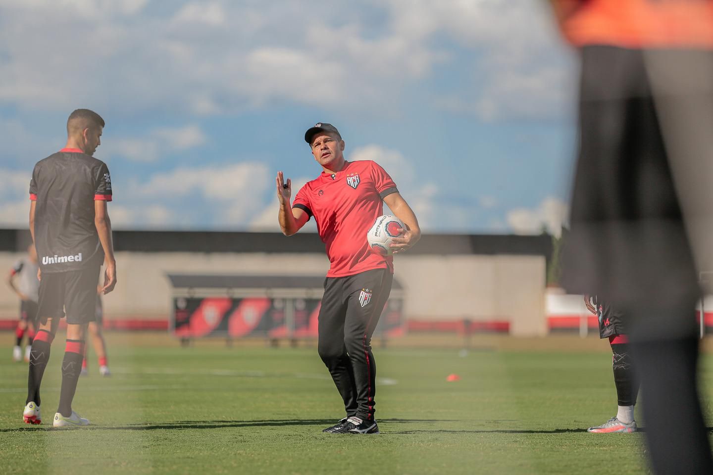 Goleiro do Atlético-GO diz fazer “leitura corporal” nos pênaltis; veja  lista de defesas