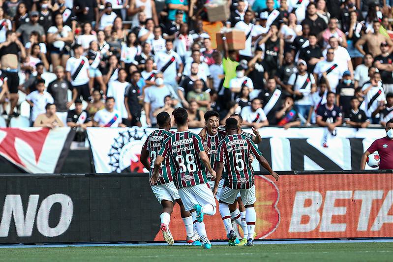 Vasco bate Cruzeiro no Maracanã lotado e se mantém no G-4 da Série B