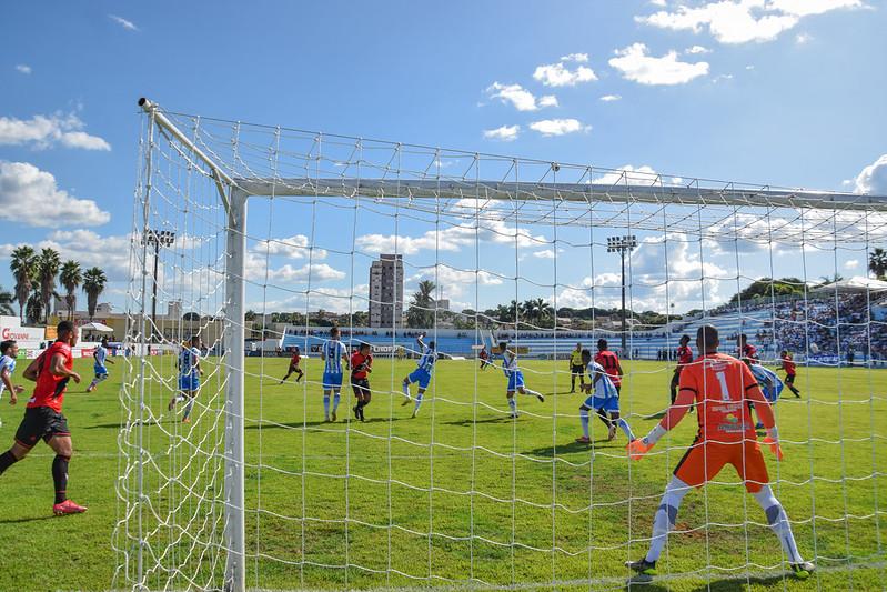 Crac enfrenta Atlético-GO fora de casa, em busca da primeira