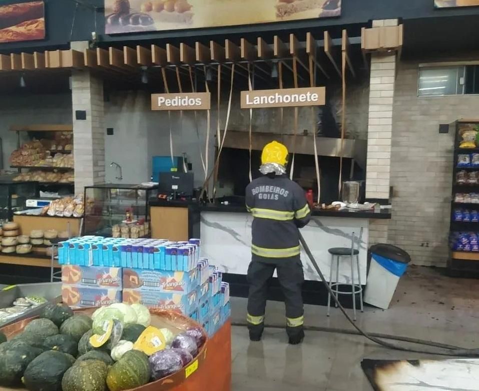 Robô bombeiro localiza fogo e apaga incêndio