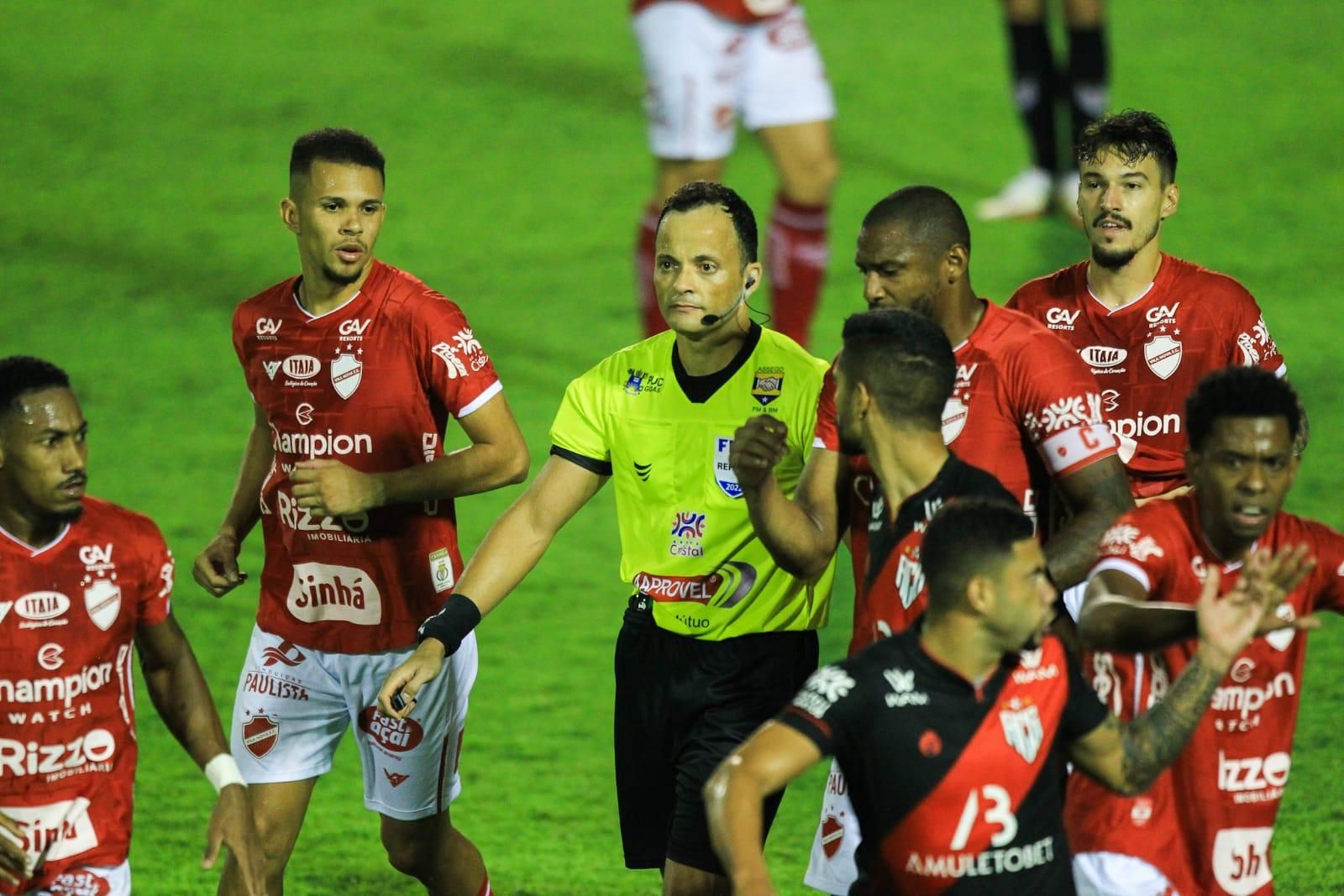 Caxias e Inter empatam em jogo marcado por pênalti perdido e gol contra -  18/03/2023 - UOL Esporte